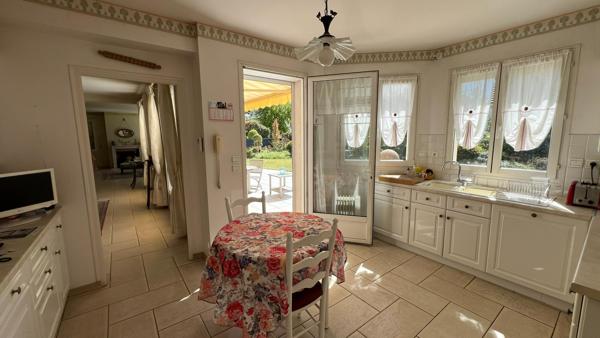 Rare. Spacieuse maison en parfait état avec sompteux jardin paysagé. 4 chambres. Garage.