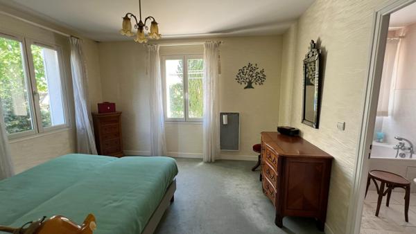 Rare. Spacieuse maison en parfait état avec sompteux jardin paysagé. 4 chambres. Garage.