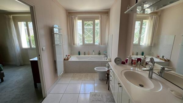 Rare. Spacieuse maison en parfait état avec sompteux jardin paysagé. 4 chambres. Garage.