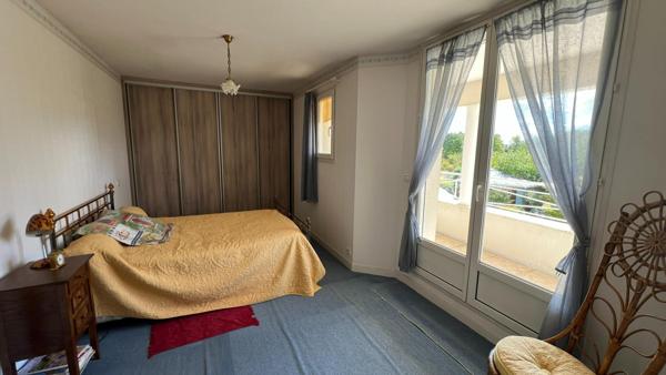 Rare. Spacieuse maison en parfait état avec sompteux jardin paysagé. 4 chambres. Garage.