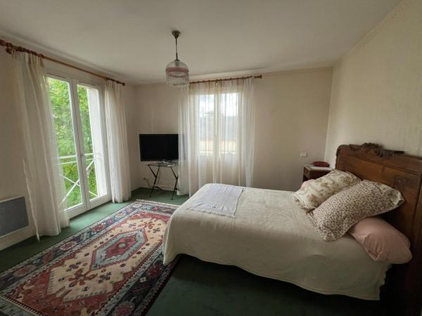 Rare. Spacieuse maison en parfait état avec sompteux jardin paysagé. 4 chambres. Garage.