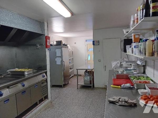 cause retraite, vds fds commerce "bar-restaurant":  bar, restaurant, cuis, sanitaire. Maxi 110 cts.