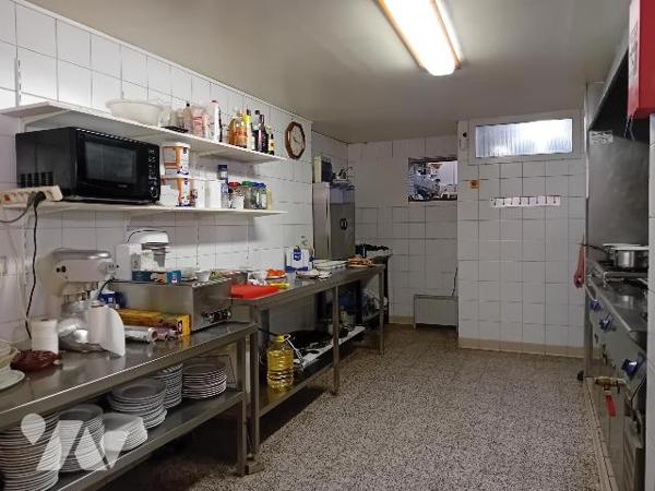 cause retraite, vds fds commerce "bar-restaurant":  bar, restaurant, cuis, sanitaire. Maxi 110 cts.