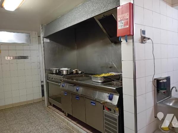 cause retraite, vds fds commerce "bar-restaurant":  bar, restaurant, cuis, sanitaire. Maxi 110 cts.