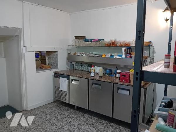 cause retraite, vds fds commerce "bar-restaurant":  bar, restaurant, cuis, sanitaire. Maxi 110 cts.