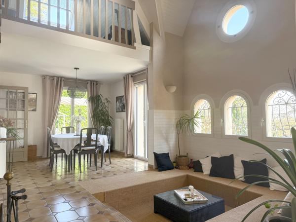 Villennes-sur-Seine (78670) Villennes sur Seine - Maison d'architecte -7 pièces - sous/sol partiel - 2 garages - dépendance 34m² - Terrain