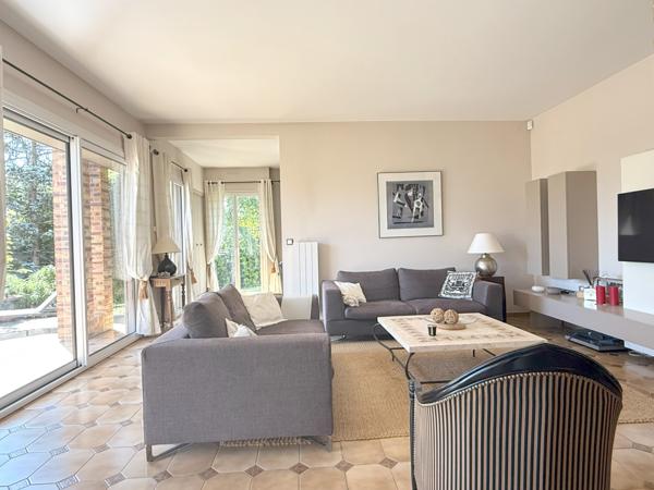 Villennes-sur-Seine (78670) Villennes sur Seine - Maison d'architecte -7 pièces - sous/sol partiel - 2 garages - dépendance 34m² - Terrain