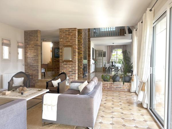 Villennes-sur-Seine (78670) Villennes sur Seine - Maison d'architecte -7 pièces - sous/sol partiel - 2 garages - dépendance 34m² - Terrain