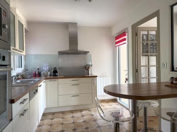 Villennes-sur-Seine (78670) Villennes sur Seine - Maison d'architecte -7 pièces - sous/sol partiel - 2 garages - dépendance 34m² - Terrain