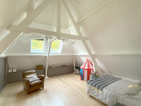 Villennes-sur-Seine (78670) Villennes sur Seine - Maison d'architecte -7 pièces - sous/sol partiel - 2 garages - dépendance 34m² - Terrain