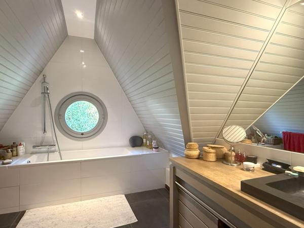 Villennes-sur-Seine (78670) Villennes sur Seine - Maison d'architecte -7 pièces - sous/sol partiel - 2 garages - dépendance 34m² - Terrain