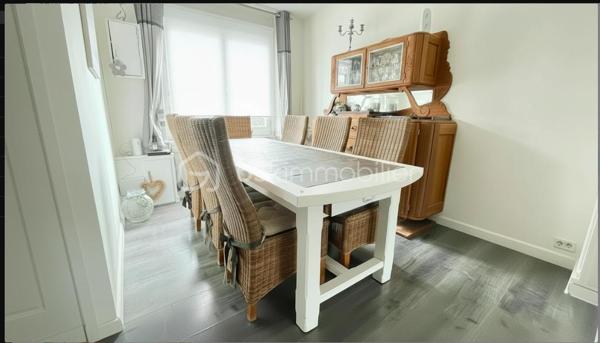 Vous recherchez une maison à Comines offrant 3 chambres, un espace bureau et un extérieur, le tout dans une surface optimisée et avec encore du potentiel à exploiter ?

Cette maison de ville d’environ 82 m²** mérite votre attention.

Située dans une rue calme de Comines, à proximité des commerces, écoles et principaux axes, elle propose une configuration fonctionnelle, particulièrement intéressante pour un premier achat, une jeune famille ou un projet d’investissement.

Au rez-de-chaussée, vous découvrirez une pièce de vie lumineuse d’environ 20 m²**, ainsi qu’une cuisine indépendante de 10 m²**, à aménager et personnaliser selon vos envies.

Ce niveau comprend également une salle de douche, des WC indépendants et un accès direct à un extérieur d’environ **7 m²** : un espace facile à entretenir, idéal pour profiter des beaux jours sans les contraintes d’un grand jardin.

Au premier étage :
• une chambre d’environ 2 m²**,
• un espace de **8,5 m²**, pouvant accueillir une chambre, un bureau ou un dressing.

Au second étage :
• une chambre d'environ 10 m²,
• une pièce supplémentaire de 7 m²**, idéale en chambre d’enfant, bureau ou espace télétravail.

✨ Son véritable atout : une configuration permettant de disposer de 3 chambres et d'un bureau, particulièrement appréciable pour une maison de cette surface.

Les + :
✅ Double vitrage PVC
✅ Volets roulants électriques
✅ Alarme
✅ 3 chambres + espace bureau
✅ Extérieur facile d’entretien
✅ Maison saine et entretenue
✅ Beau potentiel après modernisation

Quelques travaux permettront de remettre la maison au goût du jour et de la personnaliser selon vos envies.

ℹ️ Assainissement collectif : raccordement de la partie salle de douche/WC à prévoir sur l’installation existante. Devis d’artisans à disposition pour une information transparente sur les travaux à réaliser.

Une maison offrant une belle base et une configuration intéressante pour qui souhaite créer un intérieur à son image.

📞 Envie de découvrir son potentiel ? Contactez-moi pour organiser une visite et échanger sur votre projet.