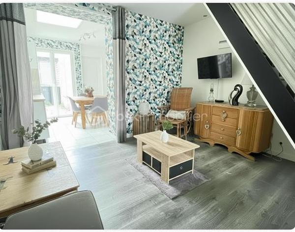 Vous recherchez une maison à Comines offrant 3 chambres, un espace bureau et un extérieur, le tout dans une surface optimisée et avec encore du potentiel à exploiter ?

Cette maison de ville d’environ 82 m²** mérite votre attention.

Située dans une rue calme de Comines, à proximité des commerces, écoles et principaux axes, elle propose une configuration fonctionnelle, particulièrement intéressante pour un premier achat, une jeune famille ou un projet d’investissement.

Au rez-de-chaussée, vous découvrirez une pièce de vie lumineuse d’environ 20 m²**, ainsi qu’une cuisine indépendante de 10 m²**, à aménager et personnaliser selon vos envies.

Ce niveau comprend également une salle de douche, des WC indépendants et un accès direct à un extérieur d’environ **7 m²** : un espace facile à entretenir, idéal pour profiter des beaux jours sans les contraintes d’un grand jardin.

Au premier étage :
• une chambre d’environ 2 m²**,
• un espace de **8,5 m²**, pouvant accueillir une chambre, un bureau ou un dressing.

Au second étage :
• une chambre d'environ 10 m²,
• une pièce supplémentaire de 7 m²**, idéale en chambre d’enfant, bureau ou espace télétravail.

✨ Son véritable atout : une configuration permettant de disposer de 3 chambres et d'un bureau, particulièrement appréciable pour une maison de cette surface.

Les + :
✅ Double vitrage PVC
✅ Volets roulants électriques
✅ Alarme
✅ 3 chambres + espace bureau
✅ Extérieur facile d’entretien
✅ Maison saine et entretenue
✅ Beau potentiel après modernisation

Quelques travaux permettront de remettre la maison au goût du jour et de la personnaliser selon vos envies.

ℹ️ Assainissement collectif : raccordement de la partie salle de douche/WC à prévoir sur l’installation existante. Devis d’artisans à disposition pour une information transparente sur les travaux à réaliser.

Une maison offrant une belle base et une configuration intéressante pour qui souhaite créer un intérieur à son image.

📞 Envie de découvrir son potentiel ? Contactez-moi pour organiser une visite et échanger sur votre projet.