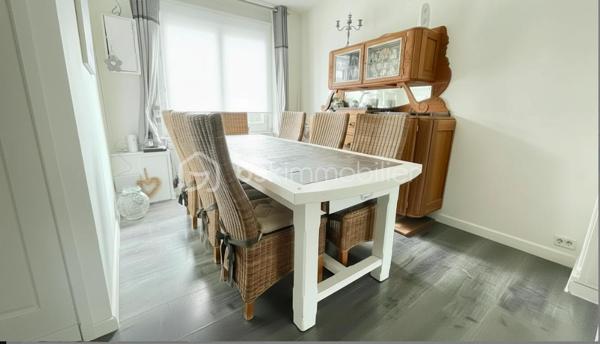 Vous recherchez une maison à Comines offrant 3 chambres, un espace bureau et un extérieur, le tout dans une surface optimisée et avec encore du potentiel à exploiter ?

Cette maison de ville d’environ 82 m²** mérite votre attention.

Située dans une rue calme de Comines, à proximité des commerces, écoles et principaux axes, elle propose une configuration fonctionnelle, particulièrement intéressante pour un premier achat, une jeune famille ou un projet d’investissement.

Au rez-de-chaussée, vous découvrirez une pièce de vie lumineuse d’environ 20 m²**, ainsi qu’une cuisine indépendante de 10 m²**, à aménager et personnaliser selon vos envies.

Ce niveau comprend également une salle de douche, des WC indépendants et un accès direct à un extérieur d’environ **7 m²** : un espace facile à entretenir, idéal pour profiter des beaux jours sans les contraintes d’un grand jardin.

Au premier étage :
• une chambre d’environ 2 m²**,
• un espace de **8,5 m²**, pouvant accueillir une chambre, un bureau ou un dressing.

Au second étage :
• une chambre d'environ 10 m²,
• une pièce supplémentaire de 7 m²**, idéale en chambre d’enfant, bureau ou espace télétravail.

✨ Son véritable atout : une configuration permettant de disposer de 3 chambres et d'un bureau, particulièrement appréciable pour une maison de cette surface.

Les + :
✅ Double vitrage PVC
✅ Volets roulants électriques
✅ Alarme
✅ 3 chambres + espace bureau
✅ Extérieur facile d’entretien
✅ Maison saine et entretenue
✅ Beau potentiel après modernisation

Quelques travaux permettront de remettre la maison au goût du jour et de la personnaliser selon vos envies.

ℹ️ Assainissement collectif : raccordement de la partie salle de douche/WC à prévoir sur l’installation existante. Devis d’artisans à disposition pour une information transparente sur les travaux à réaliser.

Une maison offrant une belle base et une configuration intéressante pour qui souhaite créer un intérieur à son image.

📞 Envie de découvrir son potentiel ? Contactez-moi pour organiser une visite et échanger sur votre projet.
