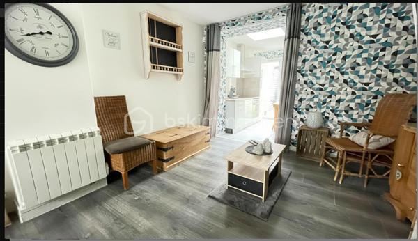 Vous recherchez une maison à Comines offrant 3 chambres, un espace bureau et un extérieur, le tout dans une surface optimisée et avec encore du potentiel à exploiter ?

Cette maison de ville d’environ 82 m²** mérite votre attention.

Située dans une rue calme de Comines, à proximité des commerces, écoles et principaux axes, elle propose une configuration fonctionnelle, particulièrement intéressante pour un premier achat, une jeune famille ou un projet d’investissement.

Au rez-de-chaussée, vous découvrirez une pièce de vie lumineuse d’environ 20 m²**, ainsi qu’une cuisine indépendante de 10 m²**, à aménager et personnaliser selon vos envies.

Ce niveau comprend également une salle de douche, des WC indépendants et un accès direct à un extérieur d’environ **7 m²** : un espace facile à entretenir, idéal pour profiter des beaux jours sans les contraintes d’un grand jardin.

Au premier étage :
• une chambre d’environ 2 m²**,
• un espace de **8,5 m²**, pouvant accueillir une chambre, un bureau ou un dressing.

Au second étage :
• une chambre d'environ 10 m²,
• une pièce supplémentaire de 7 m²**, idéale en chambre d’enfant, bureau ou espace télétravail.

✨ Son véritable atout : une configuration permettant de disposer de 3 chambres et d'un bureau, particulièrement appréciable pour une maison de cette surface.

Les + :
✅ Double vitrage PVC
✅ Volets roulants électriques
✅ Alarme
✅ 3 chambres + espace bureau
✅ Extérieur facile d’entretien
✅ Maison saine et entretenue
✅ Beau potentiel après modernisation

Quelques travaux permettront de remettre la maison au goût du jour et de la personnaliser selon vos envies.

ℹ️ Assainissement collectif : raccordement de la partie salle de douche/WC à prévoir sur l’installation existante. Devis d’artisans à disposition pour une information transparente sur les travaux à réaliser.

Une maison offrant une belle base et une configuration intéressante pour qui souhaite créer un intérieur à son image.

📞 Envie de découvrir son potentiel ? Contactez-moi pour organiser une visite et échanger sur votre projet.