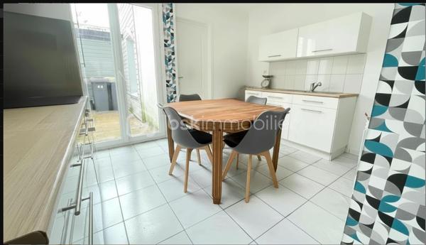 Vous recherchez une maison à Comines offrant 3 chambres, un espace bureau et un extérieur, le tout dans une surface optimisée et avec encore du potentiel à exploiter ?

Cette maison de ville d’environ 82 m²** mérite votre attention.

Située dans une rue calme de Comines, à proximité des commerces, écoles et principaux axes, elle propose une configuration fonctionnelle, particulièrement intéressante pour un premier achat, une jeune famille ou un projet d’investissement.

Au rez-de-chaussée, vous découvrirez une pièce de vie lumineuse d’environ 20 m²**, ainsi qu’une cuisine indépendante de 10 m²**, à aménager et personnaliser selon vos envies.

Ce niveau comprend également une salle de douche, des WC indépendants et un accès direct à un extérieur d’environ **7 m²** : un espace facile à entretenir, idéal pour profiter des beaux jours sans les contraintes d’un grand jardin.

Au premier étage :
• une chambre d’environ 2 m²**,
• un espace de **8,5 m²**, pouvant accueillir une chambre, un bureau ou un dressing.

Au second étage :
• une chambre d'environ 10 m²,
• une pièce supplémentaire de 7 m²**, idéale en chambre d’enfant, bureau ou espace télétravail.

✨ Son véritable atout : une configuration permettant de disposer de 3 chambres et d'un bureau, particulièrement appréciable pour une maison de cette surface.

Les + :
✅ Double vitrage PVC
✅ Volets roulants électriques
✅ Alarme
✅ 3 chambres + espace bureau
✅ Extérieur facile d’entretien
✅ Maison saine et entretenue
✅ Beau potentiel après modernisation

Quelques travaux permettront de remettre la maison au goût du jour et de la personnaliser selon vos envies.

ℹ️ Assainissement collectif : raccordement de la partie salle de douche/WC à prévoir sur l’installation existante. Devis d’artisans à disposition pour une information transparente sur les travaux à réaliser.

Une maison offrant une belle base et une configuration intéressante pour qui souhaite créer un intérieur à son image.

📞 Envie de découvrir son potentiel ? Contactez-moi pour organiser une visite et échanger sur votre projet.