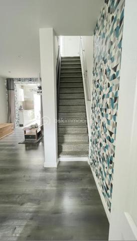 Vous recherchez une maison à Comines offrant 3 chambres, un espace bureau et un extérieur, le tout dans une surface optimisée et avec encore du potentiel à exploiter ?

Cette maison de ville d’environ 82 m²** mérite votre attention.

Située dans une rue calme de Comines, à proximité des commerces, écoles et principaux axes, elle propose une configuration fonctionnelle, particulièrement intéressante pour un premier achat, une jeune famille ou un projet d’investissement.

Au rez-de-chaussée, vous découvrirez une pièce de vie lumineuse d’environ 20 m²**, ainsi qu’une cuisine indépendante de 10 m²**, à aménager et personnaliser selon vos envies.

Ce niveau comprend également une salle de douche, des WC indépendants et un accès direct à un extérieur d’environ **7 m²** : un espace facile à entretenir, idéal pour profiter des beaux jours sans les contraintes d’un grand jardin.

Au premier étage :
• une chambre d’environ 2 m²**,
• un espace de **8,5 m²**, pouvant accueillir une chambre, un bureau ou un dressing.

Au second étage :
• une chambre d'environ 10 m²,
• une pièce supplémentaire de 7 m²**, idéale en chambre d’enfant, bureau ou espace télétravail.

✨ Son véritable atout : une configuration permettant de disposer de 3 chambres et d'un bureau, particulièrement appréciable pour une maison de cette surface.

Les + :
✅ Double vitrage PVC
✅ Volets roulants électriques
✅ Alarme
✅ 3 chambres + espace bureau
✅ Extérieur facile d’entretien
✅ Maison saine et entretenue
✅ Beau potentiel après modernisation

Quelques travaux permettront de remettre la maison au goût du jour et de la personnaliser selon vos envies.

ℹ️ Assainissement collectif : raccordement de la partie salle de douche/WC à prévoir sur l’installation existante. Devis d’artisans à disposition pour une information transparente sur les travaux à réaliser.

Une maison offrant une belle base et une configuration intéressante pour qui souhaite créer un intérieur à son image.

📞 Envie de découvrir son potentiel ? Contactez-moi pour organiser une visite et échanger sur votre projet.