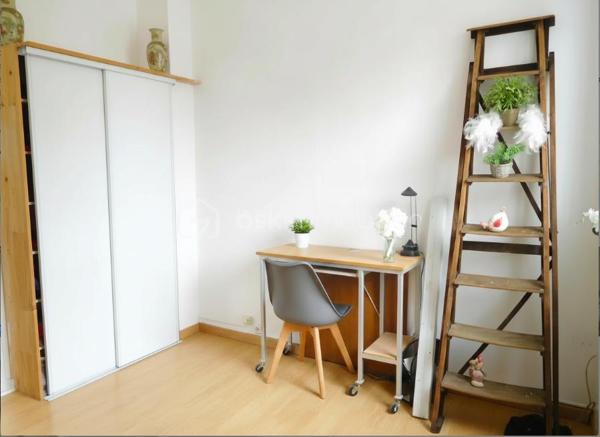 Vous recherchez une maison à Comines offrant 3 chambres, un espace bureau et un extérieur, le tout dans une surface optimisée et avec encore du potentiel à exploiter ?

Cette maison de ville d’environ 82 m²** mérite votre attention.

Située dans une rue calme de Comines, à proximité des commerces, écoles et principaux axes, elle propose une configuration fonctionnelle, particulièrement intéressante pour un premier achat, une jeune famille ou un projet d’investissement.

Au rez-de-chaussée, vous découvrirez une pièce de vie lumineuse d’environ 20 m²**, ainsi qu’une cuisine indépendante de 10 m²**, à aménager et personnaliser selon vos envies.

Ce niveau comprend également une salle de douche, des WC indépendants et un accès direct à un extérieur d’environ **7 m²** : un espace facile à entretenir, idéal pour profiter des beaux jours sans les contraintes d’un grand jardin.

Au premier étage :
• une chambre d’environ 2 m²**,
• un espace de **8,5 m²**, pouvant accueillir une chambre, un bureau ou un dressing.

Au second étage :
• une chambre d'environ 10 m²,
• une pièce supplémentaire de 7 m²**, idéale en chambre d’enfant, bureau ou espace télétravail.

✨ Son véritable atout : une configuration permettant de disposer de 3 chambres et d'un bureau, particulièrement appréciable pour une maison de cette surface.

Les + :
✅ Double vitrage PVC
✅ Volets roulants électriques
✅ Alarme
✅ 3 chambres + espace bureau
✅ Extérieur facile d’entretien
✅ Maison saine et entretenue
✅ Beau potentiel après modernisation

Quelques travaux permettront de remettre la maison au goût du jour et de la personnaliser selon vos envies.

ℹ️ Assainissement collectif : raccordement de la partie salle de douche/WC à prévoir sur l’installation existante. Devis d’artisans à disposition pour une information transparente sur les travaux à réaliser.

Une maison offrant une belle base et une configuration intéressante pour qui souhaite créer un intérieur à son image.

📞 Envie de découvrir son potentiel ? Contactez-moi pour organiser une visite et échanger sur votre projet.
