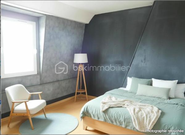 Vous recherchez une maison à Comines offrant 3 chambres, un espace bureau et un extérieur, le tout dans une surface optimisée et avec encore du potentiel à exploiter ?

Cette maison de ville d’environ 82 m²** mérite votre attention.

Située dans une rue calme de Comines, à proximité des commerces, écoles et principaux axes, elle propose une configuration fonctionnelle, particulièrement intéressante pour un premier achat, une jeune famille ou un projet d’investissement.

Au rez-de-chaussée, vous découvrirez une pièce de vie lumineuse d’environ 20 m²**, ainsi qu’une cuisine indépendante de 10 m²**, à aménager et personnaliser selon vos envies.

Ce niveau comprend également une salle de douche, des WC indépendants et un accès direct à un extérieur d’environ **7 m²** : un espace facile à entretenir, idéal pour profiter des beaux jours sans les contraintes d’un grand jardin.

Au premier étage :
• une chambre d’environ 2 m²**,
• un espace de **8,5 m²**, pouvant accueillir une chambre, un bureau ou un dressing.

Au second étage :
• une chambre d'environ 10 m²,
• une pièce supplémentaire de 7 m²**, idéale en chambre d’enfant, bureau ou espace télétravail.

✨ Son véritable atout : une configuration permettant de disposer de 3 chambres et d'un bureau, particulièrement appréciable pour une maison de cette surface.

Les + :
✅ Double vitrage PVC
✅ Volets roulants électriques
✅ Alarme
✅ 3 chambres + espace bureau
✅ Extérieur facile d’entretien
✅ Maison saine et entretenue
✅ Beau potentiel après modernisation

Quelques travaux permettront de remettre la maison au goût du jour et de la personnaliser selon vos envies.

ℹ️ Assainissement collectif : raccordement de la partie salle de douche/WC à prévoir sur l’installation existante. Devis d’artisans à disposition pour une information transparente sur les travaux à réaliser.

Une maison offrant une belle base et une configuration intéressante pour qui souhaite créer un intérieur à son image.

📞 Envie de découvrir son potentiel ? Contactez-moi pour organiser une visite et échanger sur votre projet.
