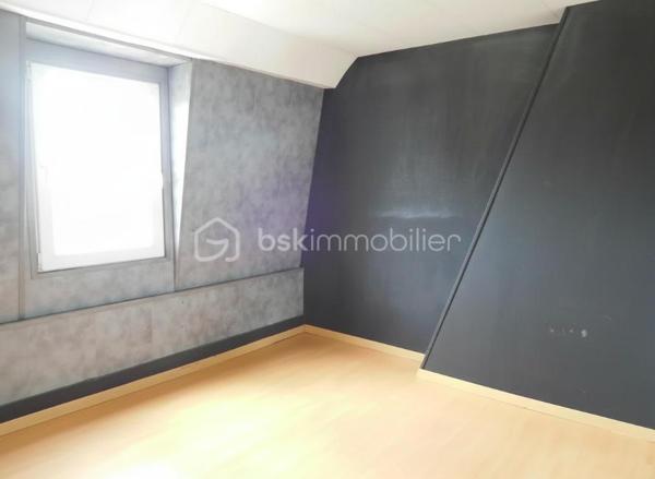 Vous recherchez une maison à Comines offrant 3 chambres, un espace bureau et un extérieur, le tout dans une surface optimisée et avec encore du potentiel à exploiter ?

Cette maison de ville d’environ 82 m²** mérite votre attention.

Située dans une rue calme de Comines, à proximité des commerces, écoles et principaux axes, elle propose une configuration fonctionnelle, particulièrement intéressante pour un premier achat, une jeune famille ou un projet d’investissement.

Au rez-de-chaussée, vous découvrirez une pièce de vie lumineuse d’environ 20 m²**, ainsi qu’une cuisine indépendante de 10 m²**, à aménager et personnaliser selon vos envies.

Ce niveau comprend également une salle de douche, des WC indépendants et un accès direct à un extérieur d’environ **7 m²** : un espace facile à entretenir, idéal pour profiter des beaux jours sans les contraintes d’un grand jardin.

Au premier étage :
• une chambre d’environ 2 m²**,
• un espace de **8,5 m²**, pouvant accueillir une chambre, un bureau ou un dressing.

Au second étage :
• une chambre d'environ 10 m²,
• une pièce supplémentaire de 7 m²**, idéale en chambre d’enfant, bureau ou espace télétravail.

✨ Son véritable atout : une configuration permettant de disposer de 3 chambres et d'un bureau, particulièrement appréciable pour une maison de cette surface.

Les + :
✅ Double vitrage PVC
✅ Volets roulants électriques
✅ Alarme
✅ 3 chambres + espace bureau
✅ Extérieur facile d’entretien
✅ Maison saine et entretenue
✅ Beau potentiel après modernisation

Quelques travaux permettront de remettre la maison au goût du jour et de la personnaliser selon vos envies.

ℹ️ Assainissement collectif : raccordement de la partie salle de douche/WC à prévoir sur l’installation existante. Devis d’artisans à disposition pour une information transparente sur les travaux à réaliser.

Une maison offrant une belle base et une configuration intéressante pour qui souhaite créer un intérieur à son image.

📞 Envie de découvrir son potentiel ? Contactez-moi pour organiser une visite et échanger sur votre projet.
