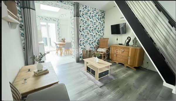 Vous recherchez une maison à Comines offrant 3 chambres, un espace bureau et un extérieur, le tout dans une surface optimisée et avec encore du potentiel à exploiter ?

Cette maison de ville d’environ 82 m²** mérite votre attention.

Située dans une rue calme de Comines, à proximité des commerces, écoles et principaux axes, elle propose une configuration fonctionnelle, particulièrement intéressante pour un premier achat, une jeune famille ou un projet d’investissement.

Au rez-de-chaussée, vous découvrirez une pièce de vie lumineuse d’environ 20 m²**, ainsi qu’une cuisine indépendante de 10 m²**, à aménager et personnaliser selon vos envies.

Ce niveau comprend également une salle de douche, des WC indépendants et un accès direct à un extérieur d’environ **7 m²** : un espace facile à entretenir, idéal pour profiter des beaux jours sans les contraintes d’un grand jardin.

Au premier étage :
• une chambre d’environ 2 m²**,
• un espace de **8,5 m²**, pouvant accueillir une chambre, un bureau ou un dressing.

Au second étage :
• une chambre d'environ 10 m²,
• une pièce supplémentaire de 7 m²**, idéale en chambre d’enfant, bureau ou espace télétravail.

✨ Son véritable atout : une configuration permettant de disposer de 3 chambres et d'un bureau, particulièrement appréciable pour une maison de cette surface.

Les + :
✅ Double vitrage PVC
✅ Volets roulants électriques
✅ Alarme
✅ 3 chambres + espace bureau
✅ Extérieur facile d’entretien
✅ Maison saine et entretenue
✅ Beau potentiel après modernisation

Quelques travaux permettront de remettre la maison au goût du jour et de la personnaliser selon vos envies.

ℹ️ Assainissement collectif : raccordement de la partie salle de douche/WC à prévoir sur l’installation existante. Devis d’artisans à disposition pour une information transparente sur les travaux à réaliser.

Une maison offrant une belle base et une configuration intéressante pour qui souhaite créer un intérieur à son image.

📞 Envie de découvrir son potentiel ? Contactez-moi pour organiser une visite et échanger sur votre projet.