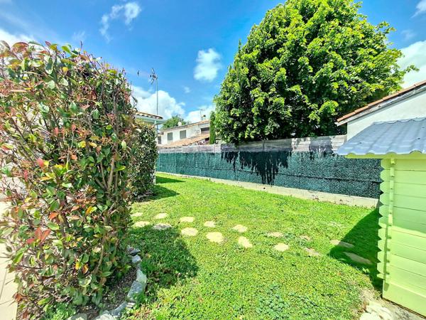 A VENDRE - Roquettes- Maison contemporaine de plain-pied avec piscine et double garage. au calme