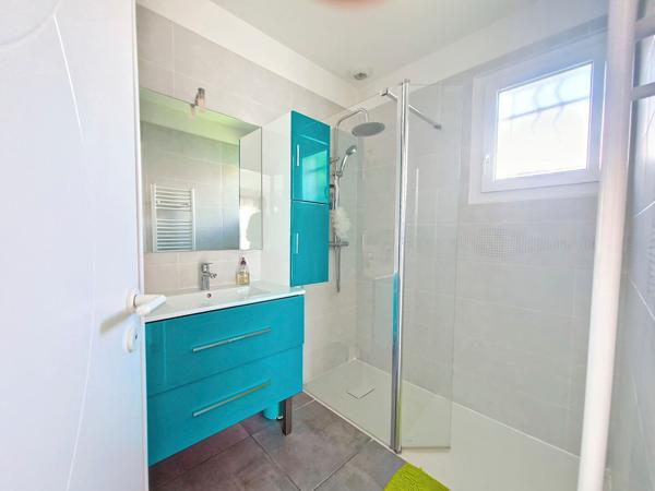 A VENDRE - Roquettes- Maison contemporaine de plain-pied avec piscine et double garage. au calme