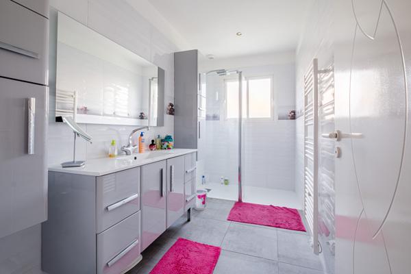 A VENDRE - Roquettes- Maison contemporaine de plain-pied avec piscine et double garage. au calme