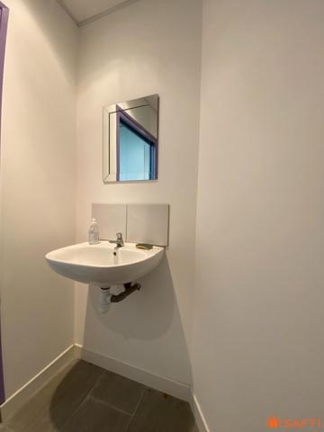 Local commercial en pied d'immeuble.