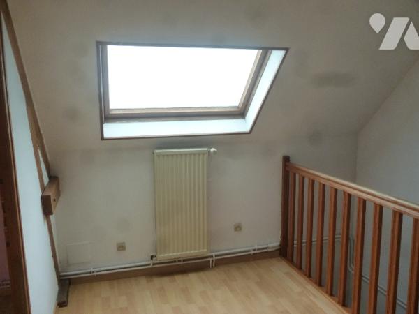 Maison mitoyenne, 3 pièces, cellier, terrasse, jardinet.