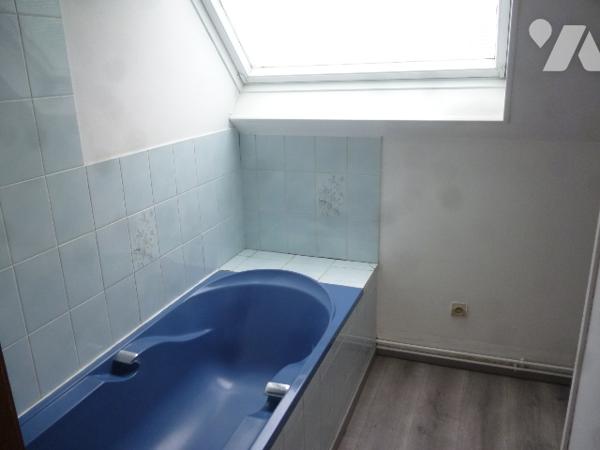 Maison mitoyenne, 3 pièces, cellier, terrasse, jardinet.