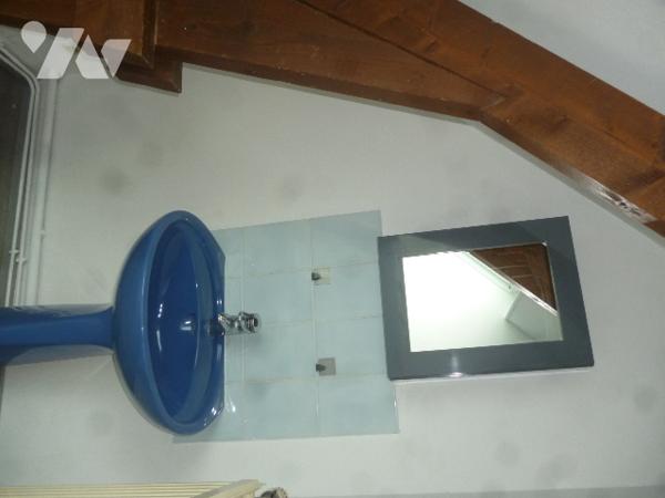 Maison mitoyenne, 3 pièces, cellier, terrasse, jardinet.