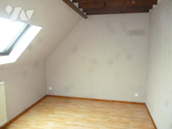 Maison mitoyenne, 3 pièces, cellier, terrasse, jardinet.