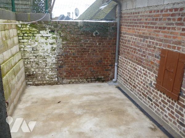 Maison mitoyenne, 3 pièces, cellier, terrasse, jardinet.