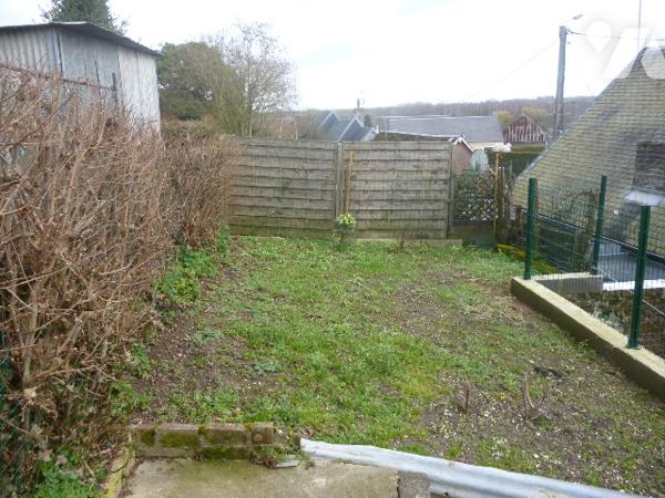 Maison mitoyenne, 3 pièces, cellier, terrasse, jardinet.
