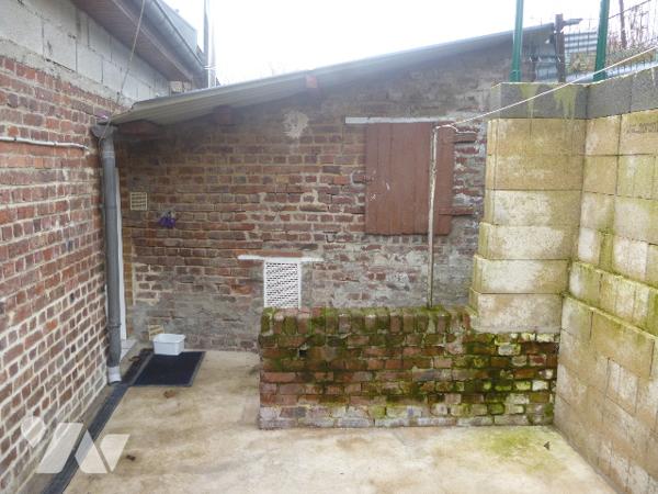 Maison mitoyenne, 3 pièces, cellier, terrasse, jardinet.