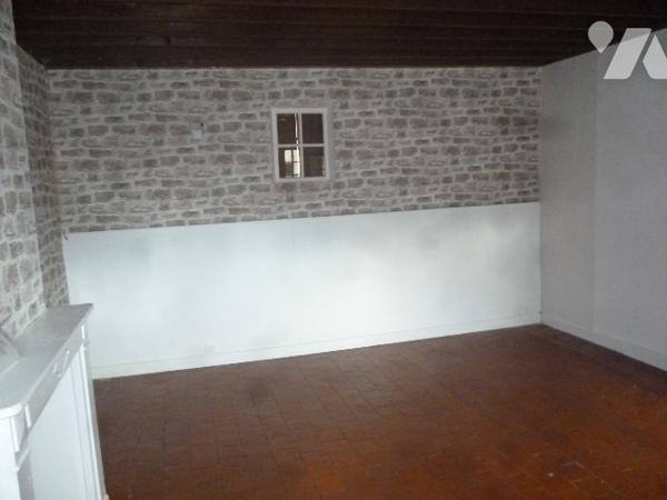 Maison mitoyenne, 3 pièces, cellier, terrasse, jardinet.