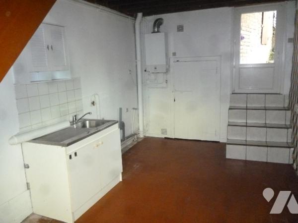 Maison mitoyenne, 3 pièces, cellier, terrasse, jardinet.