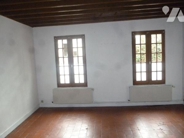 Maison mitoyenne, 3 pièces, cellier, terrasse, jardinet.