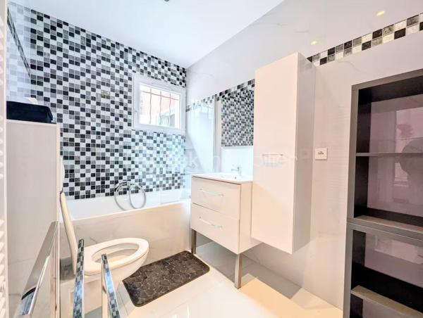 BAISSE DE PRIX

Maison mitoyenne  construite en 2021 dans laquelle chaque espace est fait pour vous garantir une vie privée totale. Parfait état.

Sur 2 niveaux, cette maison de 111 m² environ, très lumineuse, exposée sud, et au calme, est composée de plain-pied, d'un grand salon, d'un toilette invité, d'une cuisine et salle à manger ouvrant sur une terrasse et sa pergola ainsi que d'une suite parentale avec salle de bain, toilette et dressing.

Au 1er étage, vous trouverez également 2 chambres et pour chacune d'entre elles leurs salles de douche et toilettes respectives.

L'extérieur, sur un terrain totalement plat de 700 m² environ, est, quant à lui, doté d'une très belle terrasse et d'une piscine en pierre balinaise de 7X4.

Le bien est entièrement climatisé, bâti avec les dernières normes et construit sur vide sanitaire.

Les finitions sont de haute qualité, offrant une maison clé en main, sans travaux à prévoir.