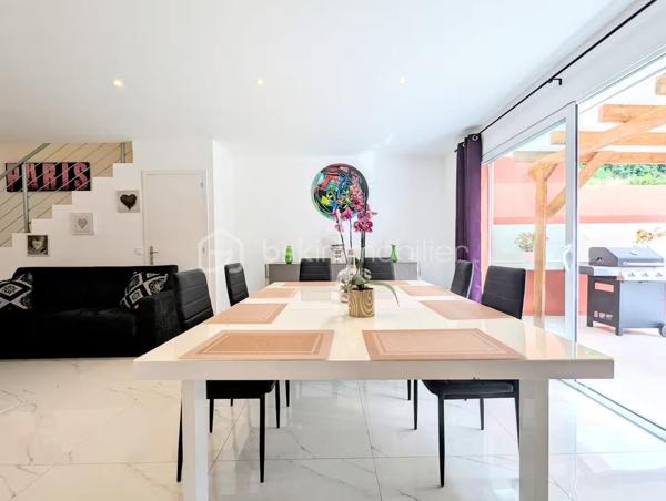 BAISSE DE PRIX

Maison mitoyenne  construite en 2021 dans laquelle chaque espace est fait pour vous garantir une vie privée totale. Parfait état.

Sur 2 niveaux, cette maison de 111 m² environ, très lumineuse, exposée sud, et au calme, est composée de plain-pied, d'un grand salon, d'un toilette invité, d'une cuisine et salle à manger ouvrant sur une terrasse et sa pergola ainsi que d'une suite parentale avec salle de bain, toilette et dressing.

Au 1er étage, vous trouverez également 2 chambres et pour chacune d'entre elles leurs salles de douche et toilettes respectives.

L'extérieur, sur un terrain totalement plat de 700 m² environ, est, quant à lui, doté d'une très belle terrasse et d'une piscine en pierre balinaise de 7X4.

Le bien est entièrement climatisé, bâti avec les dernières normes et construit sur vide sanitaire.

Les finitions sont de haute qualité, offrant une maison clé en main, sans travaux à prévoir.