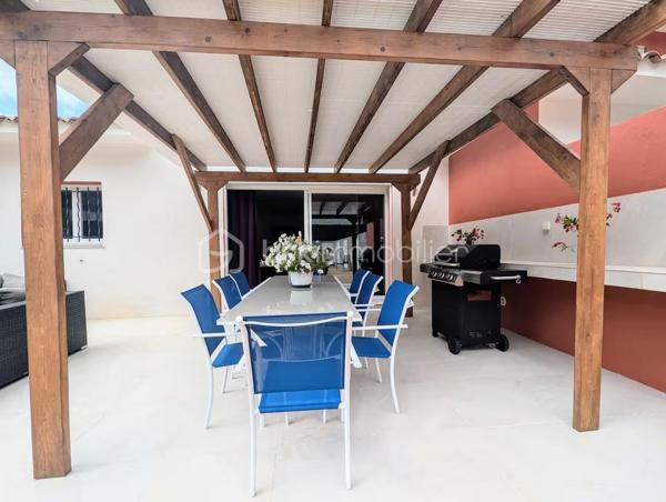 BAISSE DE PRIX

Maison mitoyenne  construite en 2021 dans laquelle chaque espace est fait pour vous garantir une vie privée totale. Parfait état.

Sur 2 niveaux, cette maison de 111 m² environ, très lumineuse, exposée sud, et au calme, est composée de plain-pied, d'un grand salon, d'un toilette invité, d'une cuisine et salle à manger ouvrant sur une terrasse et sa pergola ainsi que d'une suite parentale avec salle de bain, toilette et dressing.

Au 1er étage, vous trouverez également 2 chambres et pour chacune d'entre elles leurs salles de douche et toilettes respectives.

L'extérieur, sur un terrain totalement plat de 700 m² environ, est, quant à lui, doté d'une très belle terrasse et d'une piscine en pierre balinaise de 7X4.

Le bien est entièrement climatisé, bâti avec les dernières normes et construit sur vide sanitaire.

Les finitions sont de haute qualité, offrant une maison clé en main, sans travaux à prévoir.