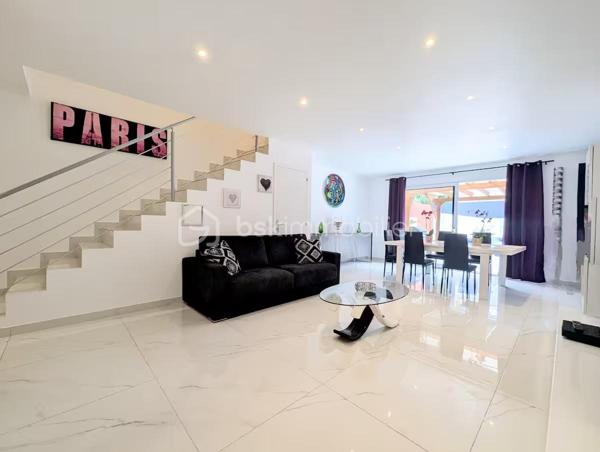 BAISSE DE PRIX

Maison mitoyenne  construite en 2021 dans laquelle chaque espace est fait pour vous garantir une vie privée totale. Parfait état.

Sur 2 niveaux, cette maison de 111 m² environ, très lumineuse, exposée sud, et au calme, est composée de plain-pied, d'un grand salon, d'un toilette invité, d'une cuisine et salle à manger ouvrant sur une terrasse et sa pergola ainsi que d'une suite parentale avec salle de bain, toilette et dressing.

Au 1er étage, vous trouverez également 2 chambres et pour chacune d'entre elles leurs salles de douche et toilettes respectives.

L'extérieur, sur un terrain totalement plat de 700 m² environ, est, quant à lui, doté d'une très belle terrasse et d'une piscine en pierre balinaise de 7X4.

Le bien est entièrement climatisé, bâti avec les dernières normes et construit sur vide sanitaire.

Les finitions sont de haute qualité, offrant une maison clé en main, sans travaux à prévoir.