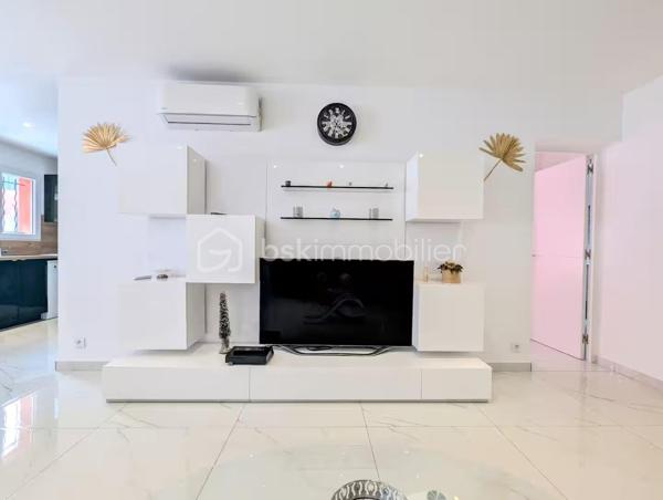 BAISSE DE PRIX

Maison mitoyenne  construite en 2021 dans laquelle chaque espace est fait pour vous garantir une vie privée totale. Parfait état.

Sur 2 niveaux, cette maison de 111 m² environ, très lumineuse, exposée sud, et au calme, est composée de plain-pied, d'un grand salon, d'un toilette invité, d'une cuisine et salle à manger ouvrant sur une terrasse et sa pergola ainsi que d'une suite parentale avec salle de bain, toilette et dressing.

Au 1er étage, vous trouverez également 2 chambres et pour chacune d'entre elles leurs salles de douche et toilettes respectives.

L'extérieur, sur un terrain totalement plat de 700 m² environ, est, quant à lui, doté d'une très belle terrasse et d'une piscine en pierre balinaise de 7X4.

Le bien est entièrement climatisé, bâti avec les dernières normes et construit sur vide sanitaire.

Les finitions sont de haute qualité, offrant une maison clé en main, sans travaux à prévoir.