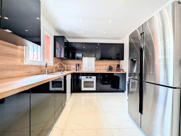 BAISSE DE PRIX

Maison mitoyenne  construite en 2021 dans laquelle chaque espace est fait pour vous garantir une vie privée totale. Parfait état.

Sur 2 niveaux, cette maison de 111 m² environ, très lumineuse, exposée sud, et au calme, est composée de plain-pied, d'un grand salon, d'un toilette invité, d'une cuisine et salle à manger ouvrant sur une terrasse et sa pergola ainsi que d'une suite parentale avec salle de bain, toilette et dressing.

Au 1er étage, vous trouverez également 2 chambres et pour chacune d'entre elles leurs salles de douche et toilettes respectives.

L'extérieur, sur un terrain totalement plat de 700 m² environ, est, quant à lui, doté d'une très belle terrasse et d'une piscine en pierre balinaise de 7X4.

Le bien est entièrement climatisé, bâti avec les dernières normes et construit sur vide sanitaire.

Les finitions sont de haute qualité, offrant une maison clé en main, sans travaux à prévoir.