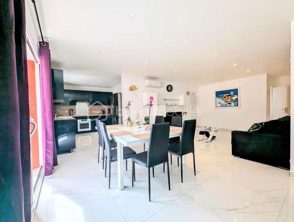 BAISSE DE PRIX

Maison mitoyenne  construite en 2021 dans laquelle chaque espace est fait pour vous garantir une vie privée totale. Parfait état.

Sur 2 niveaux, cette maison de 111 m² environ, très lumineuse, exposée sud, et au calme, est composée de plain-pied, d'un grand salon, d'un toilette invité, d'une cuisine et salle à manger ouvrant sur une terrasse et sa pergola ainsi que d'une suite parentale avec salle de bain, toilette et dressing.

Au 1er étage, vous trouverez également 2 chambres et pour chacune d'entre elles leurs salles de douche et toilettes respectives.

L'extérieur, sur un terrain totalement plat de 700 m² environ, est, quant à lui, doté d'une très belle terrasse et d'une piscine en pierre balinaise de 7X4.

Le bien est entièrement climatisé, bâti avec les dernières normes et construit sur vide sanitaire.

Les finitions sont de haute qualité, offrant une maison clé en main, sans travaux à prévoir.