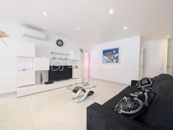BAISSE DE PRIX

Maison mitoyenne  construite en 2021 dans laquelle chaque espace est fait pour vous garantir une vie privée totale. Parfait état.

Sur 2 niveaux, cette maison de 111 m² environ, très lumineuse, exposée sud, et au calme, est composée de plain-pied, d'un grand salon, d'un toilette invité, d'une cuisine et salle à manger ouvrant sur une terrasse et sa pergola ainsi que d'une suite parentale avec salle de bain, toilette et dressing.

Au 1er étage, vous trouverez également 2 chambres et pour chacune d'entre elles leurs salles de douche et toilettes respectives.

L'extérieur, sur un terrain totalement plat de 700 m² environ, est, quant à lui, doté d'une très belle terrasse et d'une piscine en pierre balinaise de 7X4.

Le bien est entièrement climatisé, bâti avec les dernières normes et construit sur vide sanitaire.

Les finitions sont de haute qualité, offrant une maison clé en main, sans travaux à prévoir.