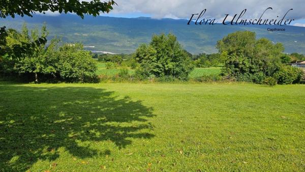 Terrain à bâtir de 1232 m² à vendre à SERRIERES EN CHAUTAGNE avec vue sur le Grand Colombier. A 30 mn d'Aix les Bains, 50 mn d'Annecy et de Genève.