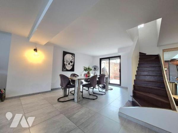 Maison de ville mitoyenne - Bel étage - Aucun travaux à prévoir

Située dans un environnement...