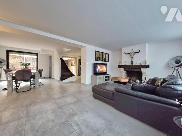 Maison de ville mitoyenne - Bel étage - Aucun travaux à prévoir

Située dans un environnement...